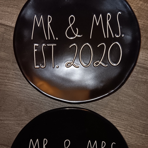 Rae Dunn Mr& MRS EST 2020. 2 ceramic plates - Picture 2 of 3